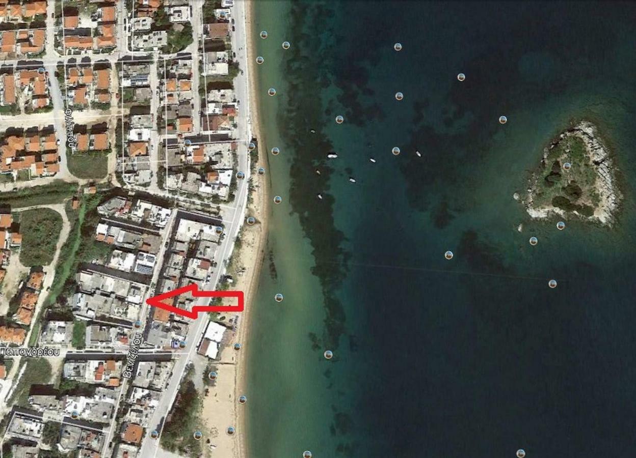 White Apartment 70M From The Sea Néa Péramos Exterior foto